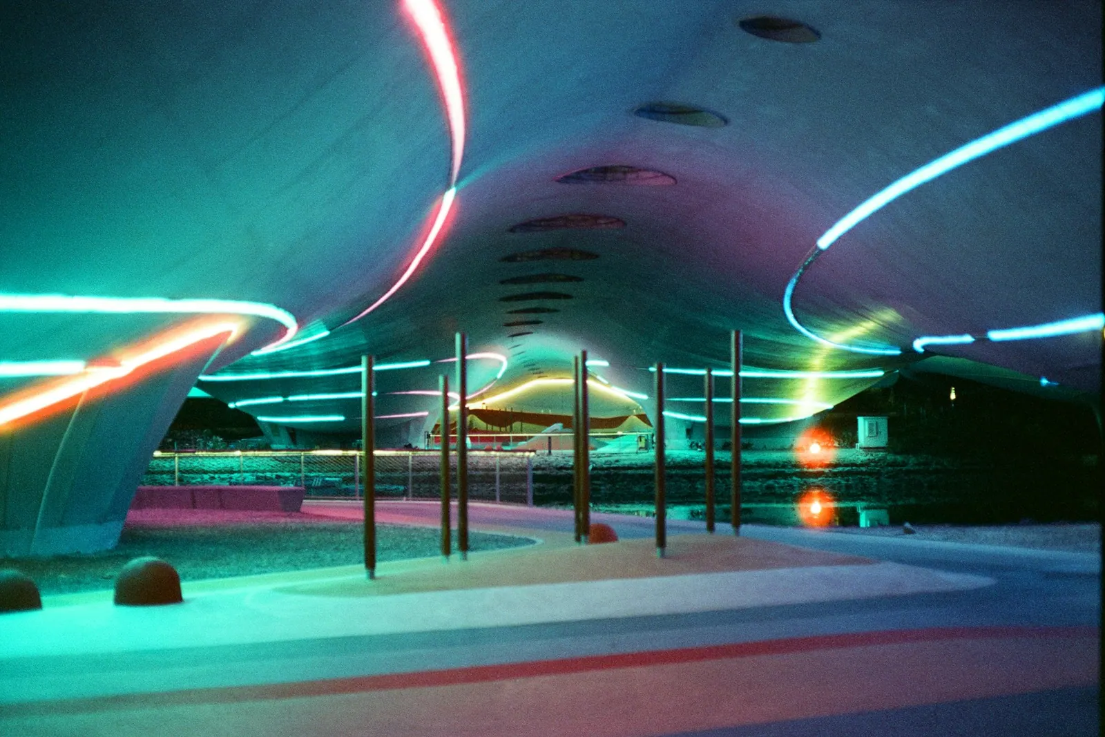 Futuristische architectuur met vloeiende lijnen en gekleurde verlichting als sfeerbeeld voor het merkpotentieel van shezan.be